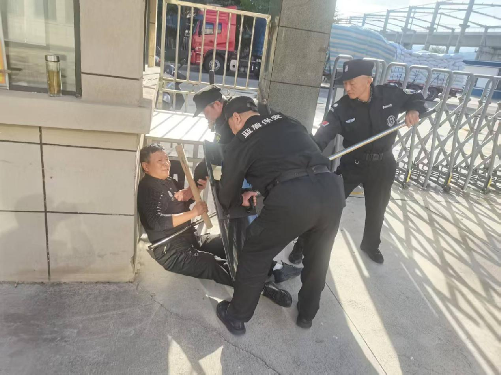 天水藍(lán)盾保安服務(wù)有限責(zé)任公司組織開展2025年第三季度防暴應(yīng)急演練