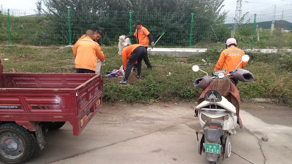 公用事公司積極清理綠化帶內(nèi)垃圾